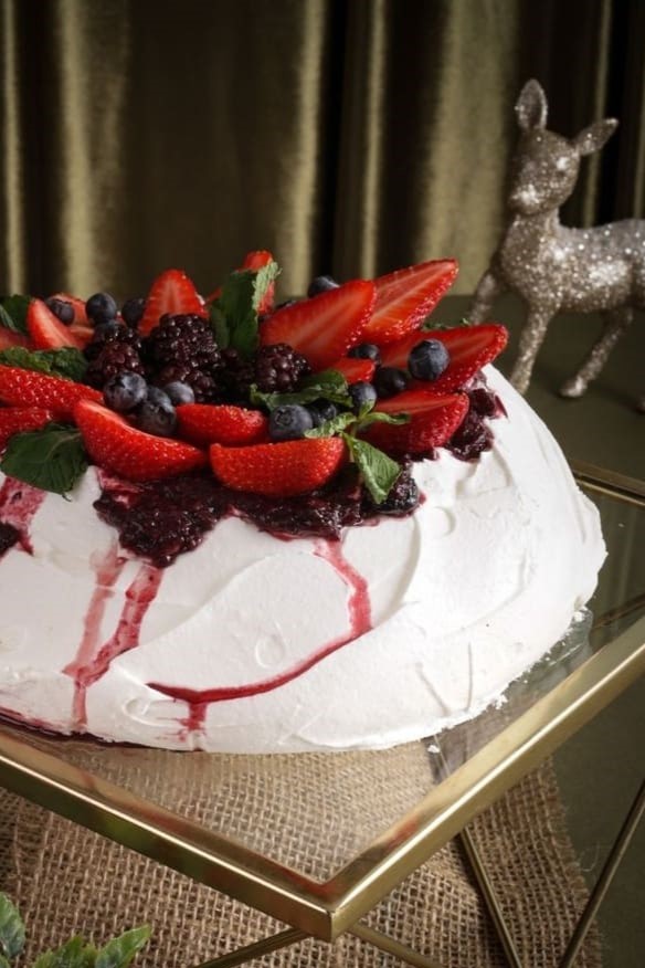 PAVLOVA DE FRUTAS VERMELHAS