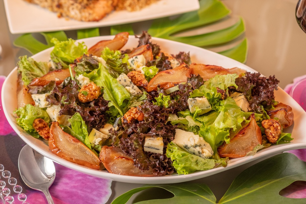 SALADA DE PÊRA COM GORGONZOLA E NOZES CARAMELIZADAS