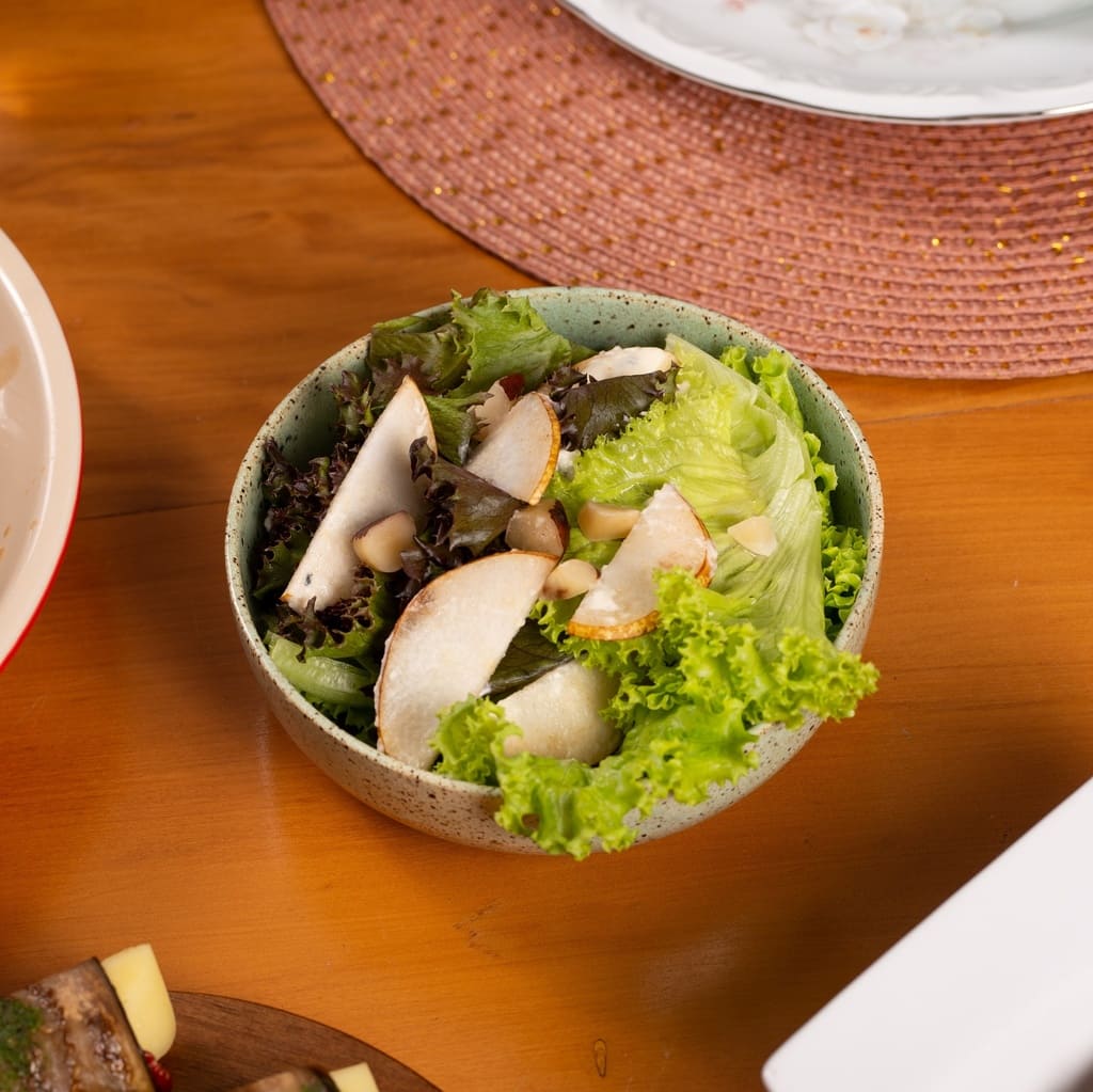 Salada de Pera com Gorgonzola e Nozes Caramelizadas